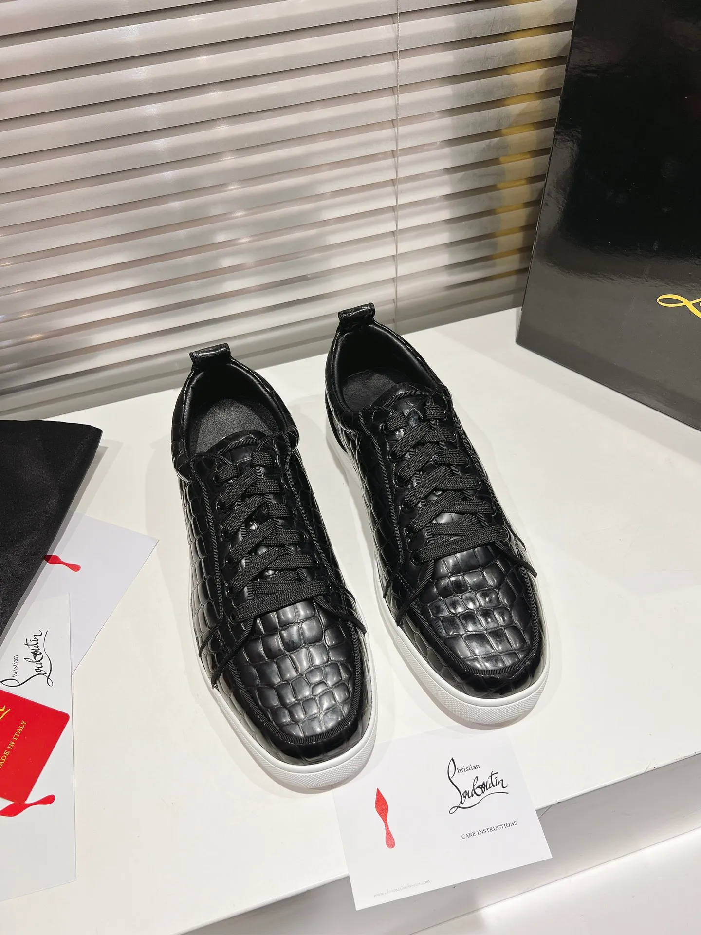 👟👟Ex-factory price 680👟👟 ╔Low top black stone pattern rim model╗ ·Top version customization·²⁰²²𝐬𝐬 𝑪𝒉𝒓𝒊𝒔𝒕𝒊𝒂𝒏 𝑳𝒐𝒖𝒃𝒐𝒖𝒕𝒊𝒏 ▪️No matter the last shape, fabric, diamonds, nails, lining, outsole, they are as close as possible to ZP... ▪️The original sole is specially provided by the original factory ▪️The lining is imported water-dyed cowhide ▪️Private customization time is about 3-7 days —————— Size: Women's 35M-41M Men's 38M-47M, half size can be customized